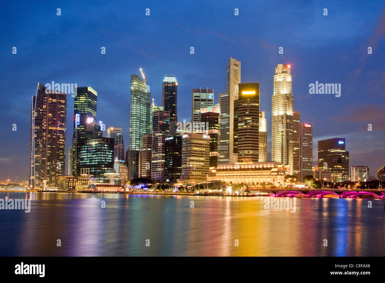 Singapore, Asia, Skyline, i blocchi di appartamenti, edifici ad alta, di notte, luci, illuminazione, sera, riflessione, mare, bay Foto Stock
