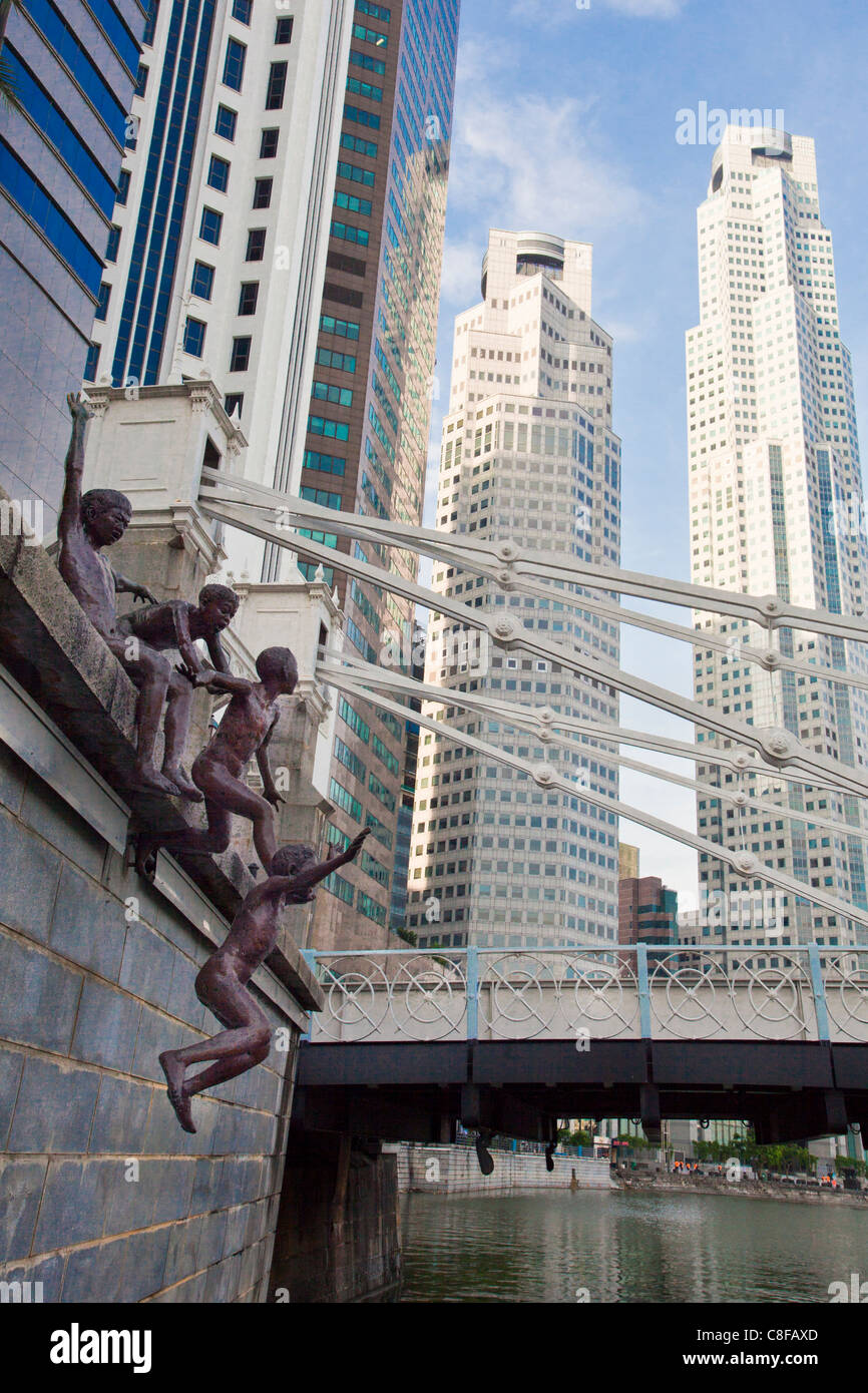 Singapore, Asia, Centro città, centro, i blocchi di appartamenti, alti edifici, sculture, rive, salto, vista dal basso Foto Stock