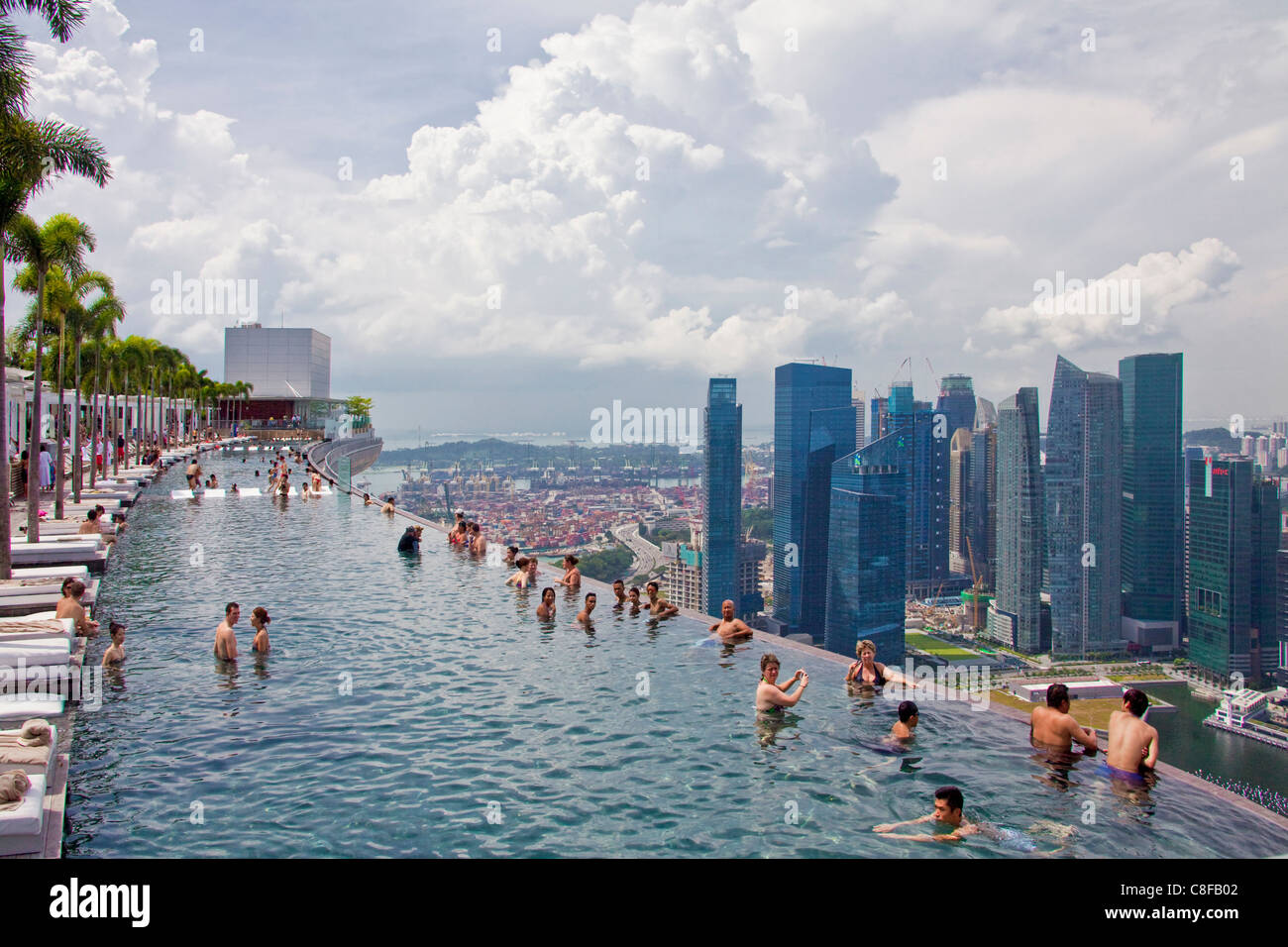 Singapore, Asia, Marina Bay Hotel, hotel, piscina, look, sintesi, in città, Skyline, piscina sul tetto, tetto, visitatore, turistico, delle persone Foto Stock