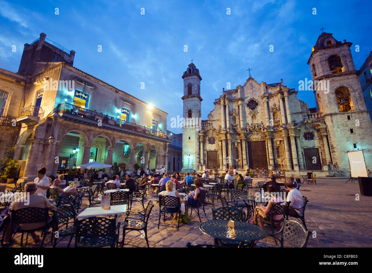 Sala da pranzo esterna, San Cristobal cattedrale, Plaza de la Catedral, Habana Vieja Città Vecchia, sito Patrimonio Mondiale dell'UNESCO, Havana, Cuba Foto Stock