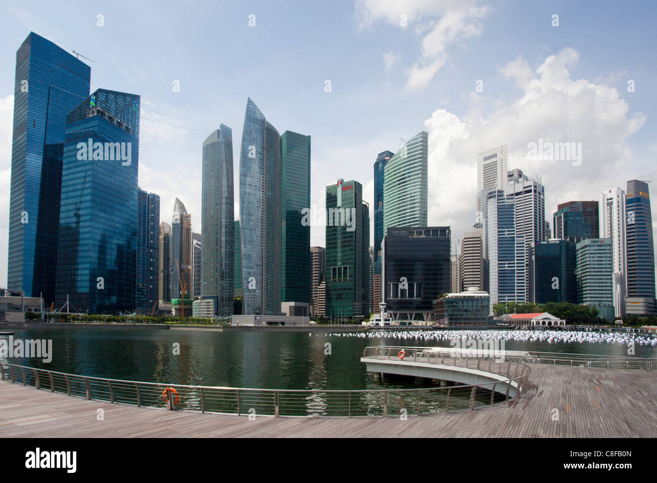Singapore, Asia, Marina Bay, Skyline, bay, i blocchi di appartamenti, edifici ad alta, grattacieli, passerella in legno Foto Stock
