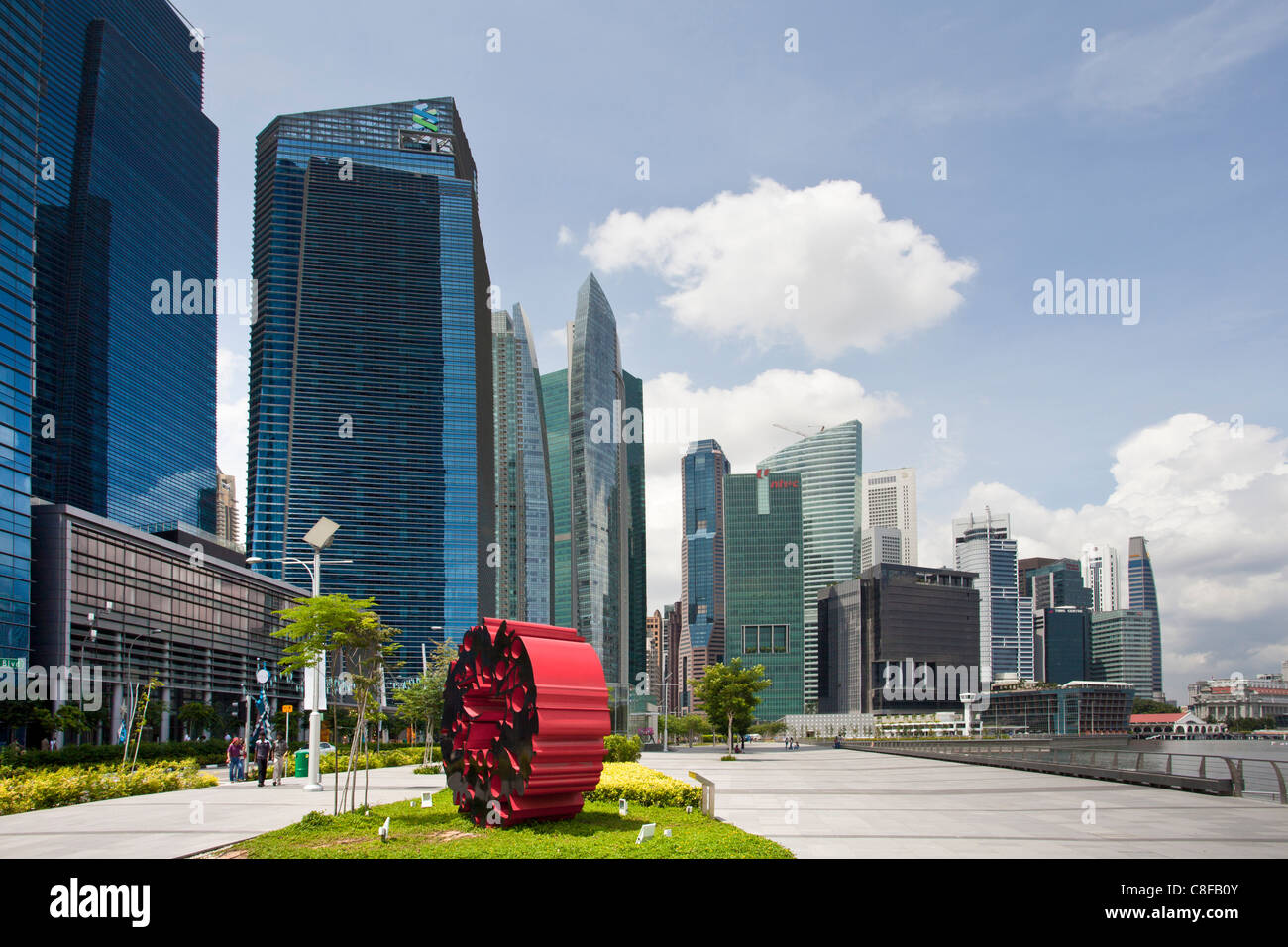 Singapore, Asia, Marina Bay, Skyline, i blocchi di appartamenti, edifici ad alta, banca promenade, scultura, rosso, nuvole Foto Stock