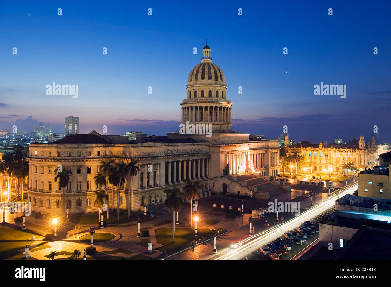 Capitolio Nacional illuminata di notte, Central Havana, Cuba, West Indies, dei Caraibi e America centrale Foto Stock