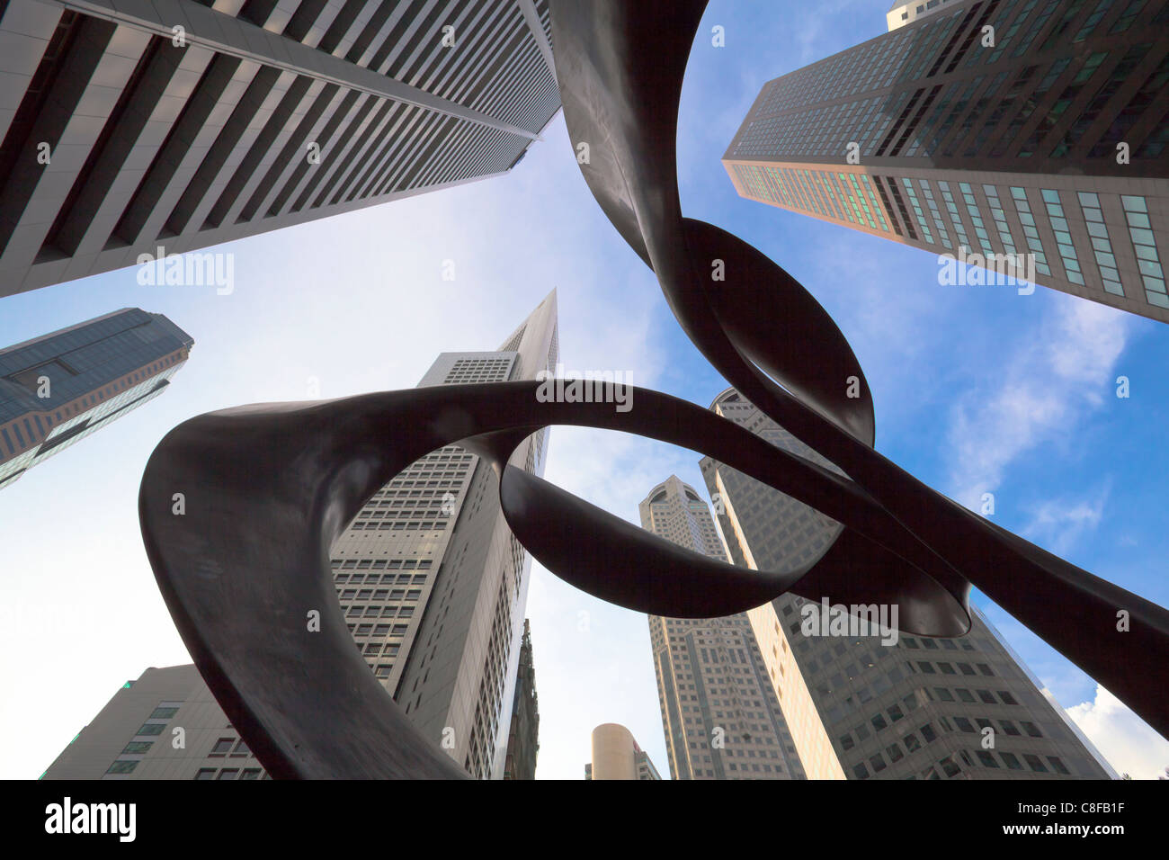Singapore, Asia, Raffles Square, Raffles Place, monumento, Skultpur, look, sintesi, verso l'alto grattacielo, i blocchi di appartamenti di alta ris Foto Stock
