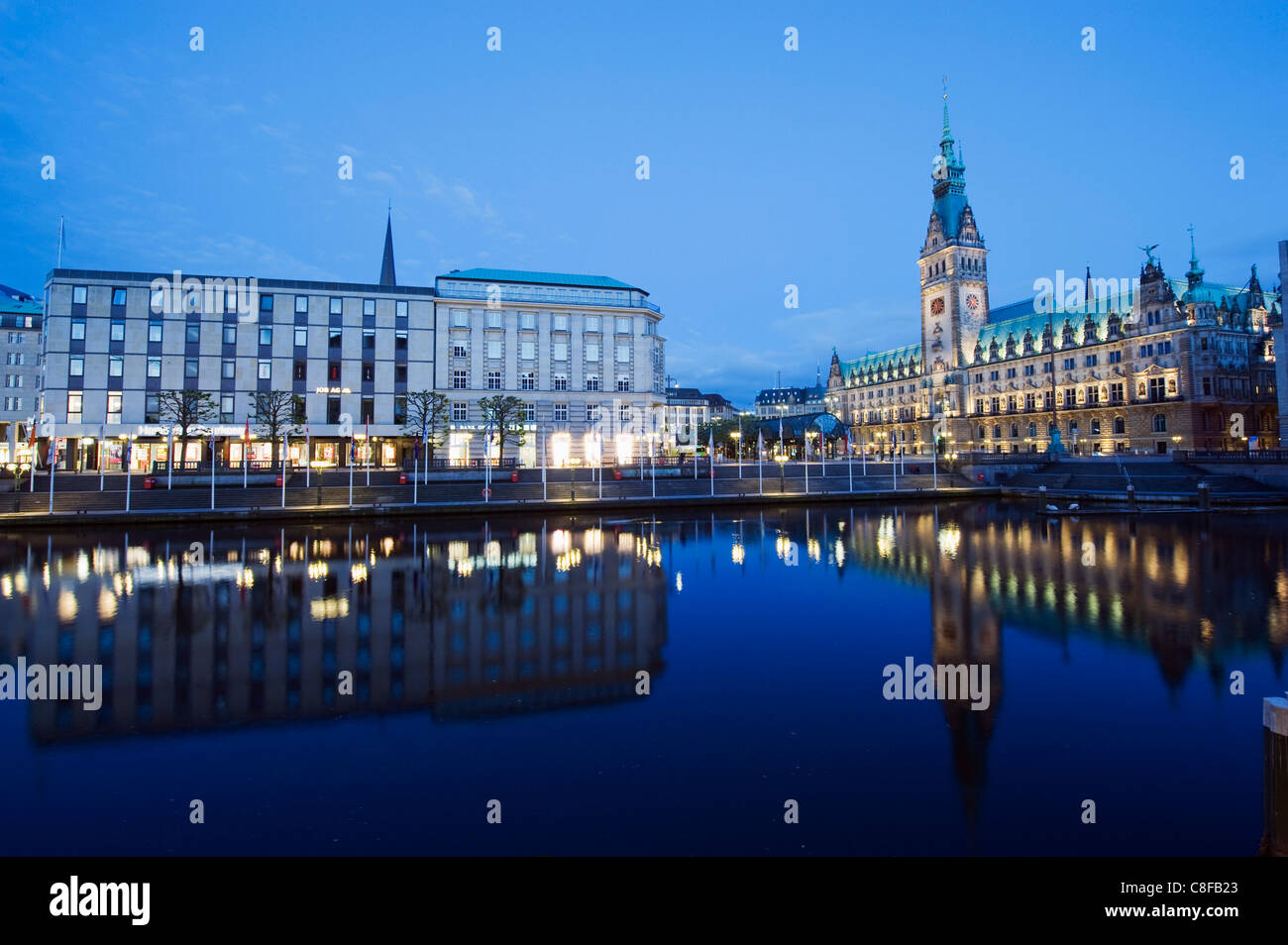 Il Rathaus (Municipio) illuminata di notte si riflette in un canale, Amburgo, Germania Foto Stock