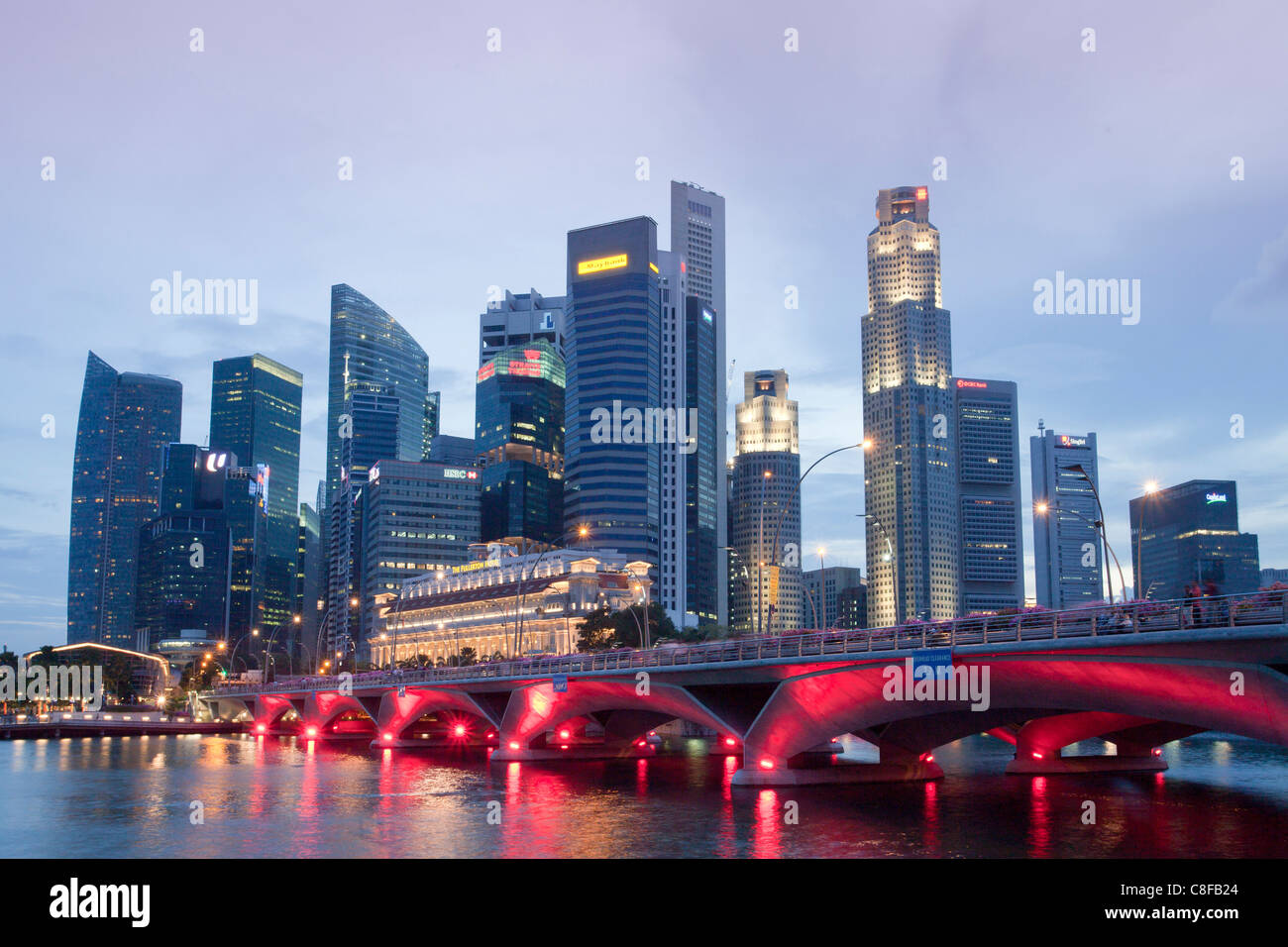 Singapore, Asia, Downtown, bridge, luci, illuminazione, rosso, grattacielo e blocchi di appartamenti, edifici ad alta, Skyline Foto Stock