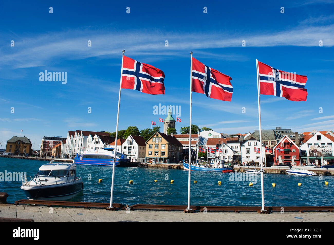 Le bandiere norvegese e porto storico magazzini, Stavanger, Norvegia e Scandinavia Foto Stock