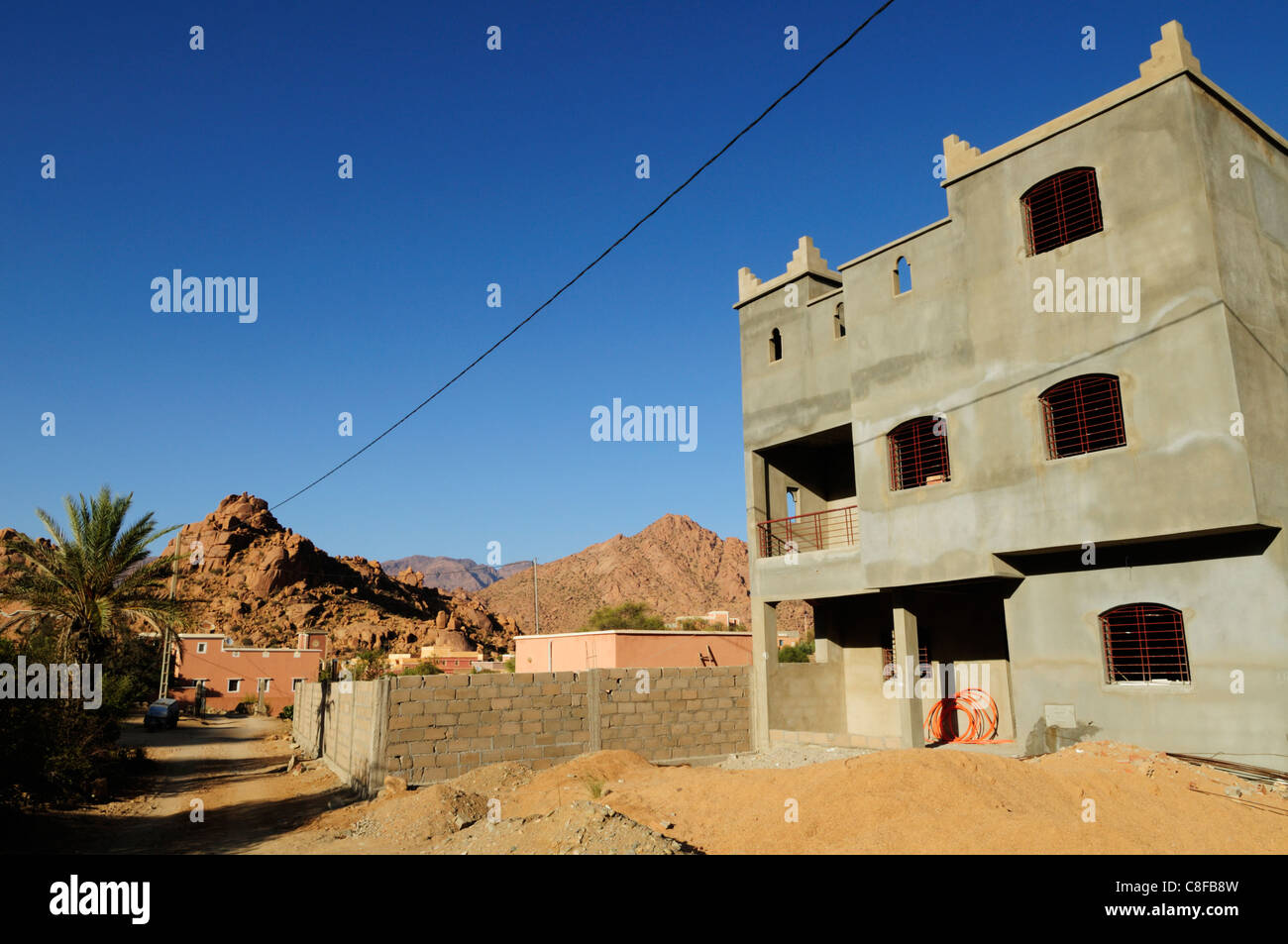 Edificio incompiuto a Aguerd Oudad vicino a Tafraoute, Souss-Massa-Draa Regione, Marocco Foto Stock