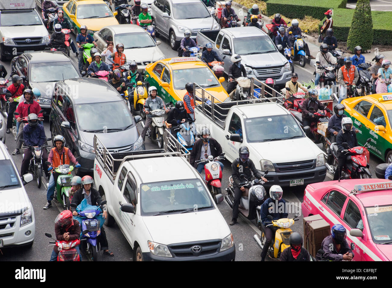 Asia, Thailandia, Bangkok, Traffico, traffico, la congestione stradale, strade, auto, auto, taxi, taxi, scooter, moto, Tran Foto Stock