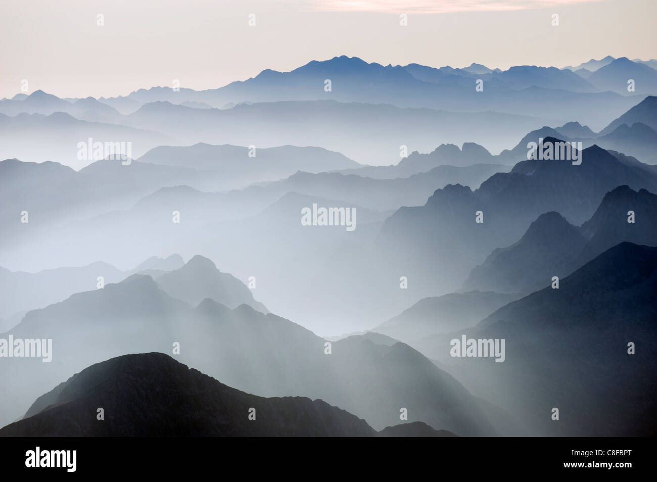 Montagne profilarsi all'alba, vista da Pico de aneto, a 3404m e la vetta più alta dei Pirenei, Spagna Foto Stock