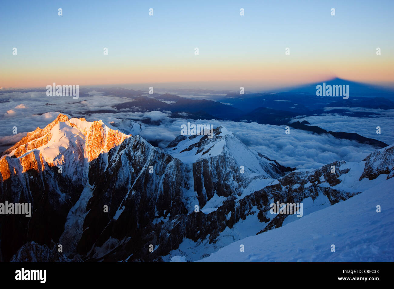 Sunrise, ombra di Mont Blanc, Mont Blanc range, Chamonix, sulle Alpi francesi, Francia Foto Stock