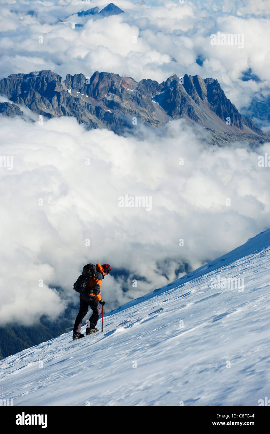 Scalatore sul campo di neve, vista dal Mont Blanc, Chamonix, sulle Alpi francesi, Francia Foto Stock