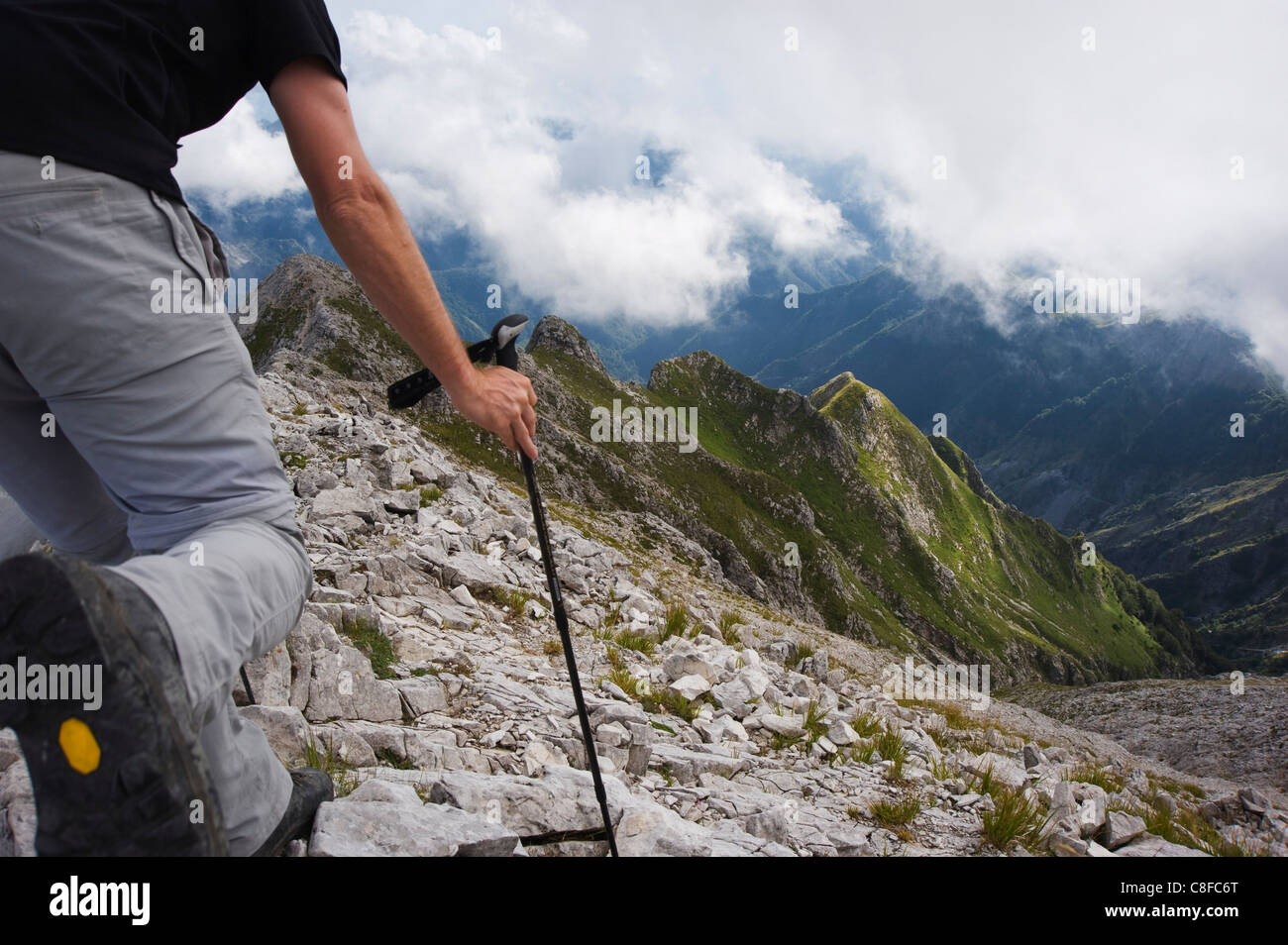 Escursionista nelle Alpi Apuane, Toscana, Italia Foto Stock