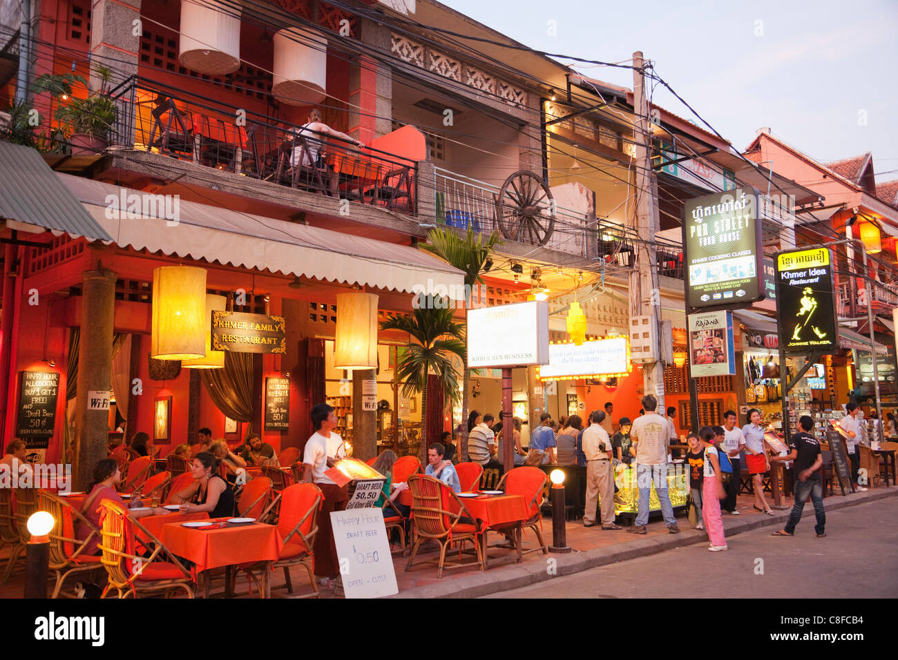 Asia, Cambogia Siem Reap, Pub Street, Ristorante, Ristoranti, bar, caffetterie, Outdoor Cafe, caffè all'aperto, turisti, turismo, tra Foto Stock