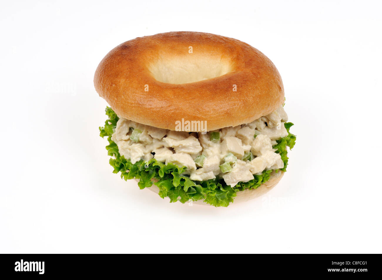 Pollo mayo sandwich con lattuga in un bagel su sfondo bianco ritaglio. Foto Stock