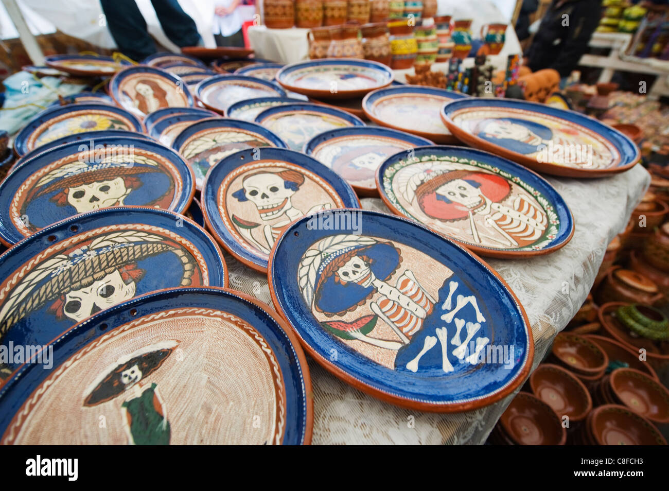 Modello di scheletro di ceramiche per la vendita nel mercato durante il giorno dei morti festival, Patzcuaro Michoacan stato, Messico Foto Stock