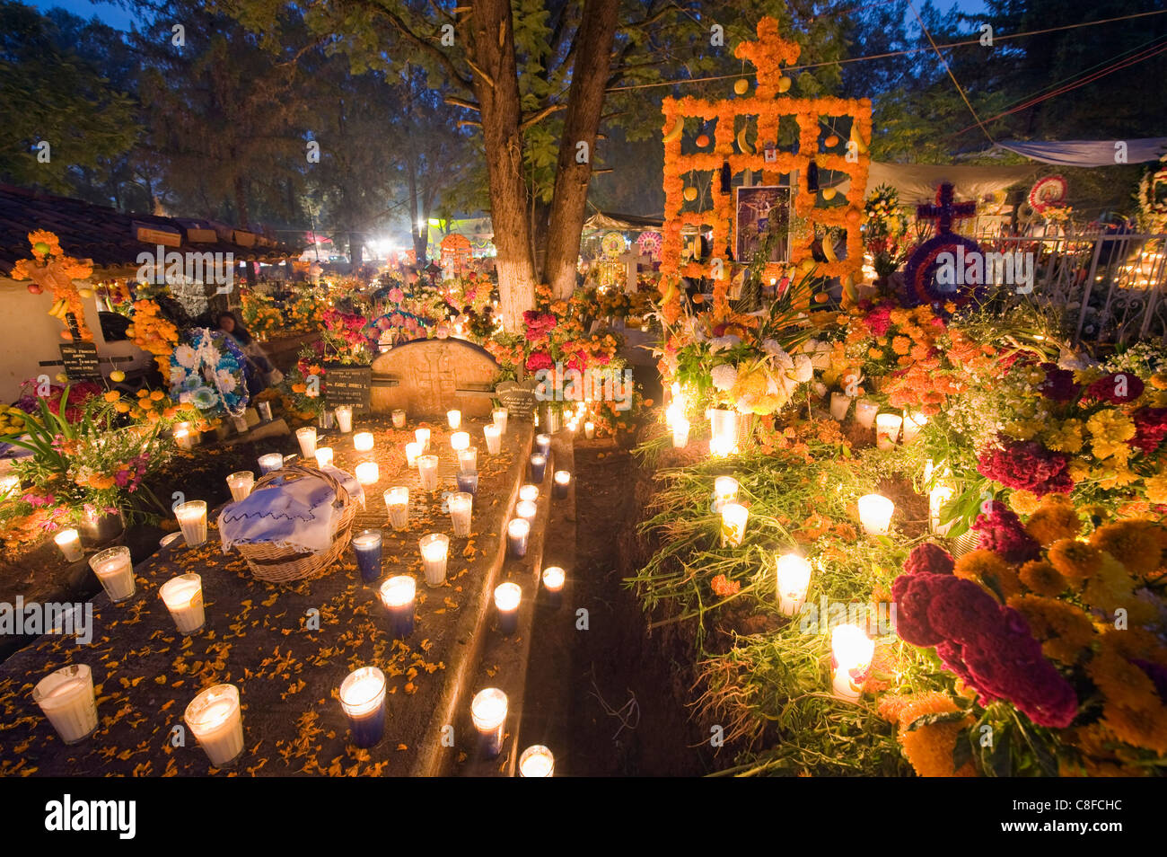 Una candela accesa grave, Dia de Muertos (Giorno dei morti in un cimitero Tzintzuntzan, Lago de Patzcuaro Michoacan, stato, Messico Foto Stock
