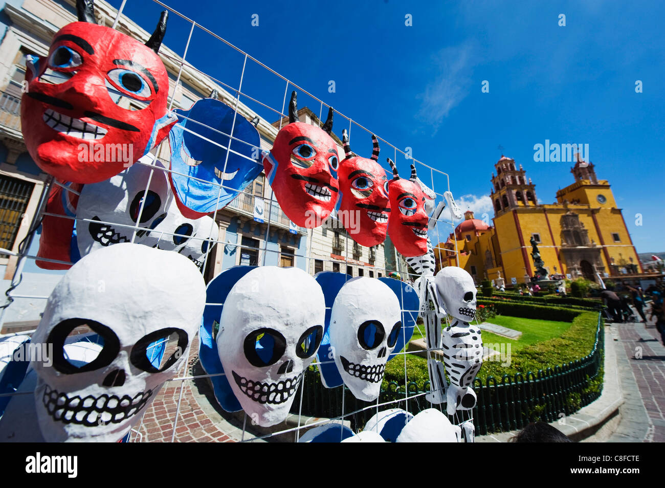Maschere, street market, Basilica de Nuestra Senora de Guanajuato, Guanajuato, Sito Patrimonio Mondiale dell'UNESCO, stato di Guanajuato, Messico Foto Stock