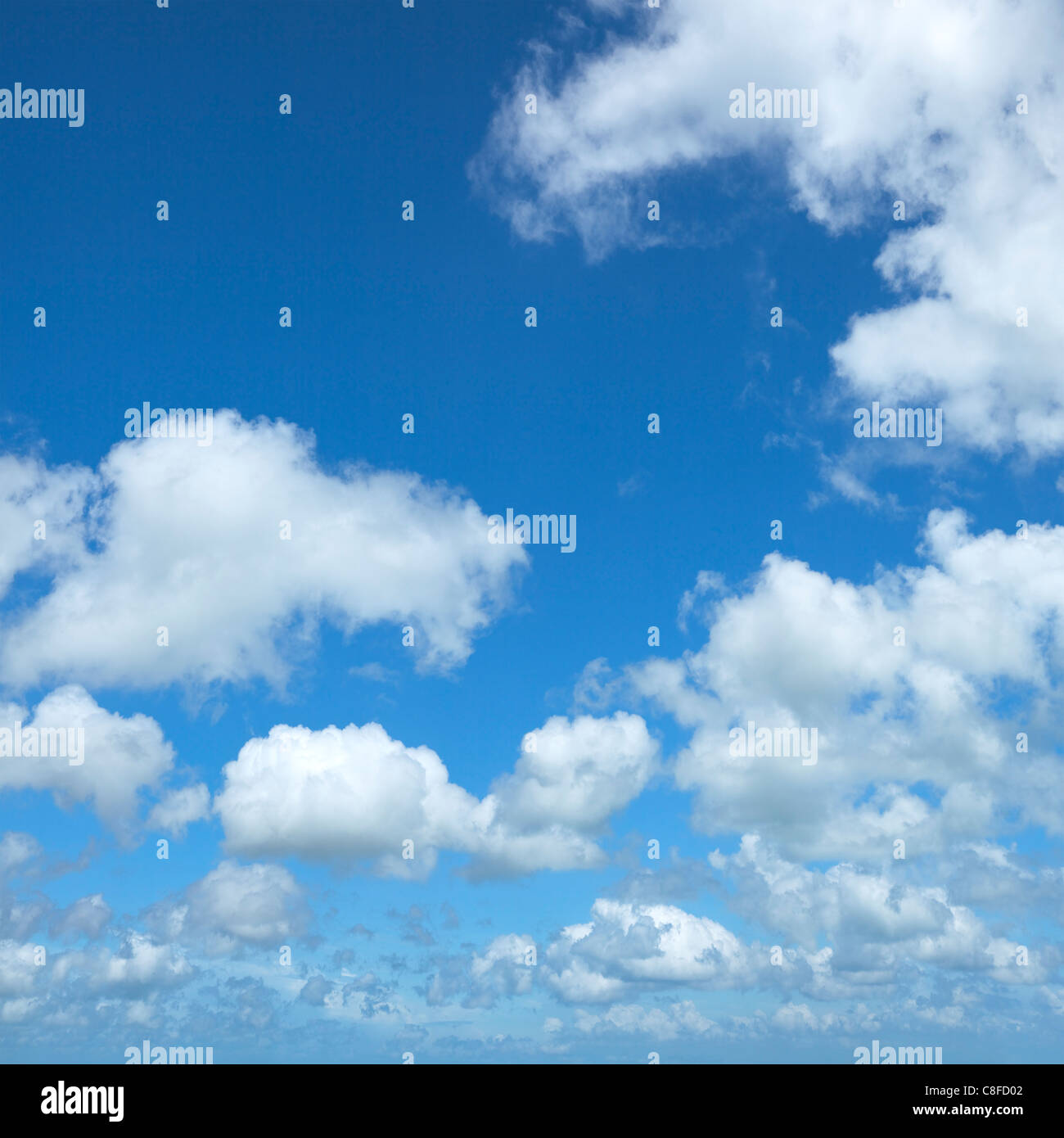 Bellissimo cielo nuvoloso. Square crop. Realizzato da due scatti, cuciti insieme per ottenere una risoluzione alta. Foto Stock