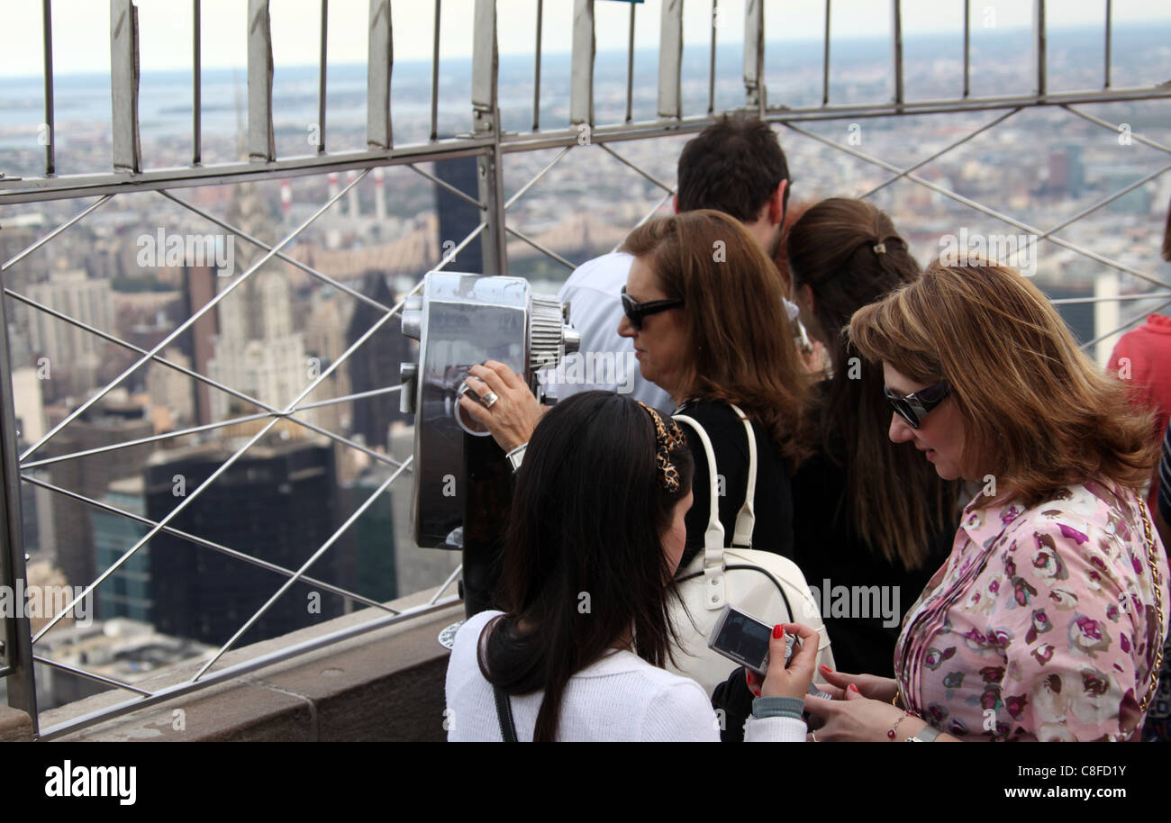 I visitatori in cima all'Empire State Building di New York Foto Stock