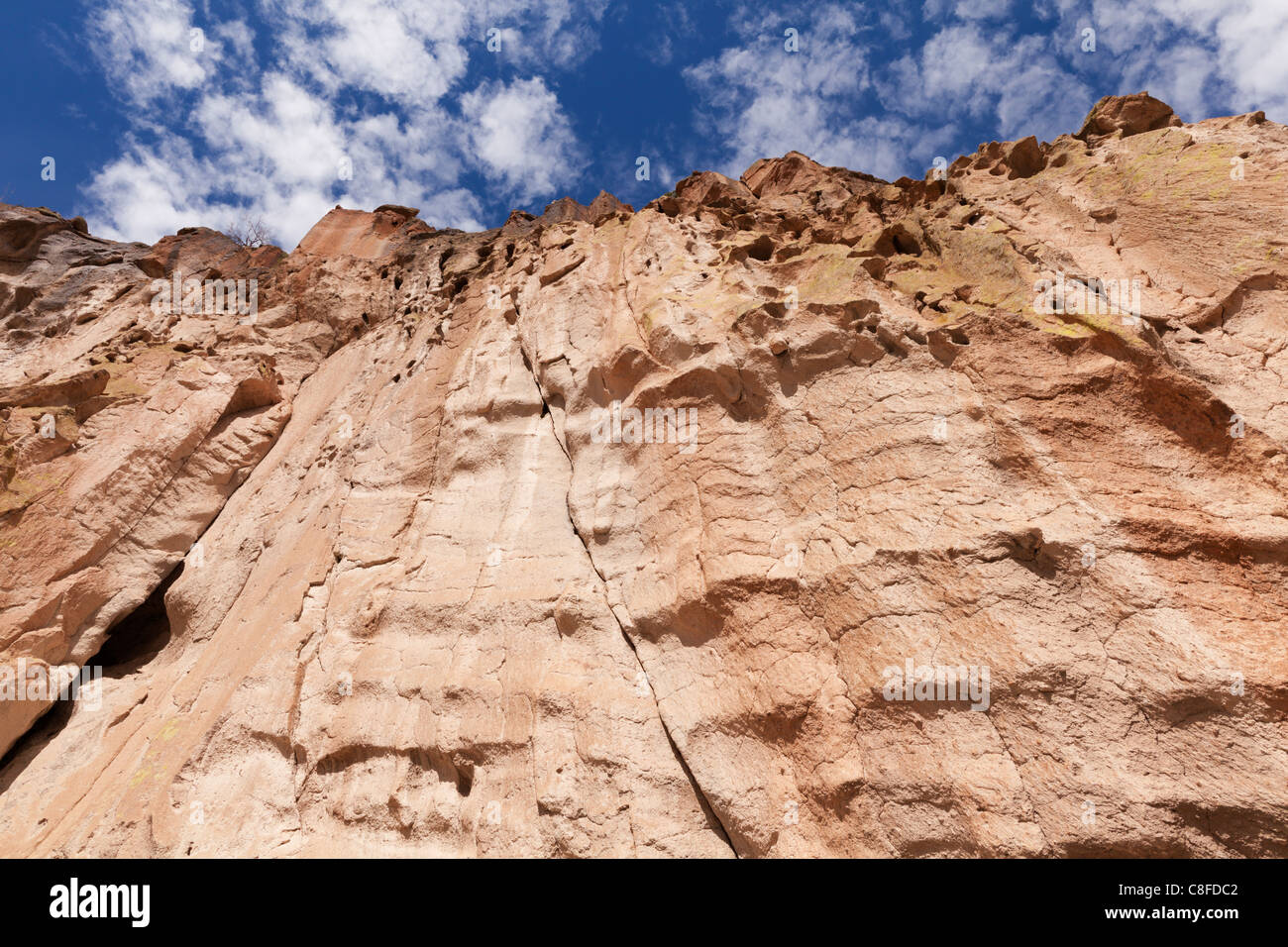 Robusto parete di roccia al Bandelier National Monument, Nuovo Messico. Foto Stock