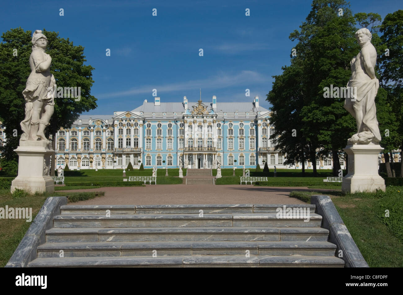 Vista dal giardino a piedi al Palazzo di Caterina a San Pietroburgo, Russia Foto Stock