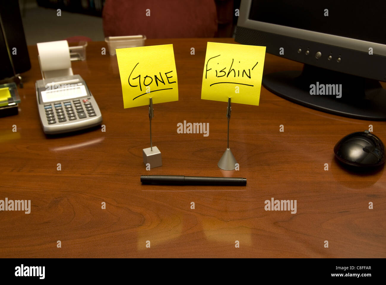 Gone Fishin' su Post-Its su un banco vacante. Foto Stock