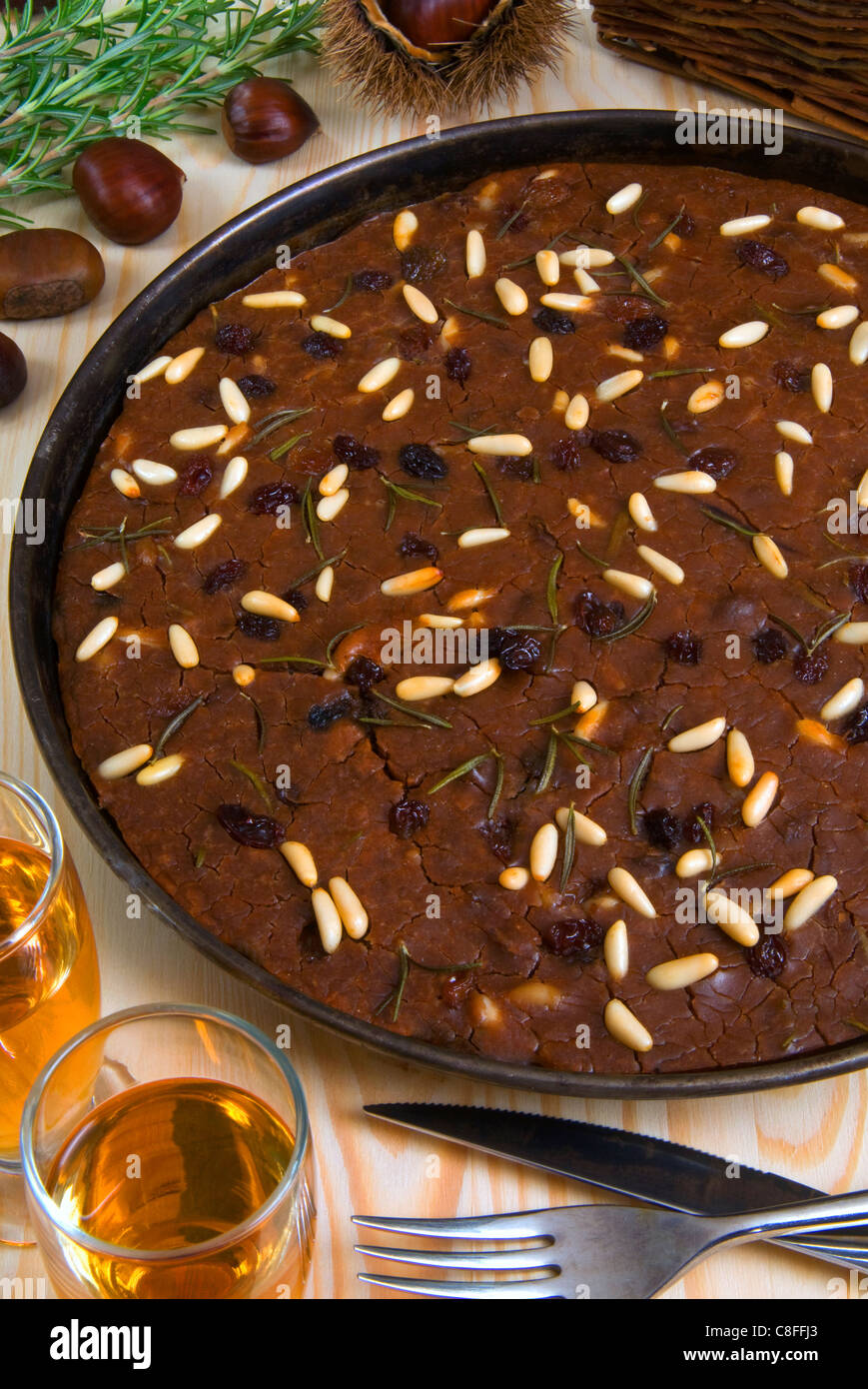 Il castagnaccio, Torta di farina di castagne con uvetta, rosmarino e pinoli, Toscana, Italia Foto Stock