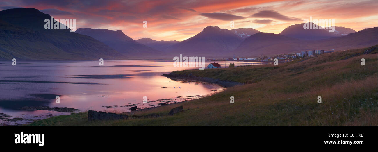 Il tramonto sulla città Reydarfjordur, in oriente fiordi regione (Austurland, Islanda, regioni polari Foto Stock