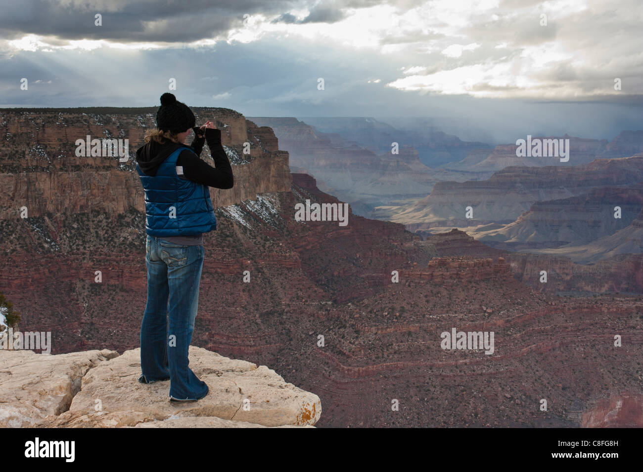 Donna di scattare una foto a Yavapai Point, il Grand Canyon, STATI UNITI D'AMERICA Foto Stock