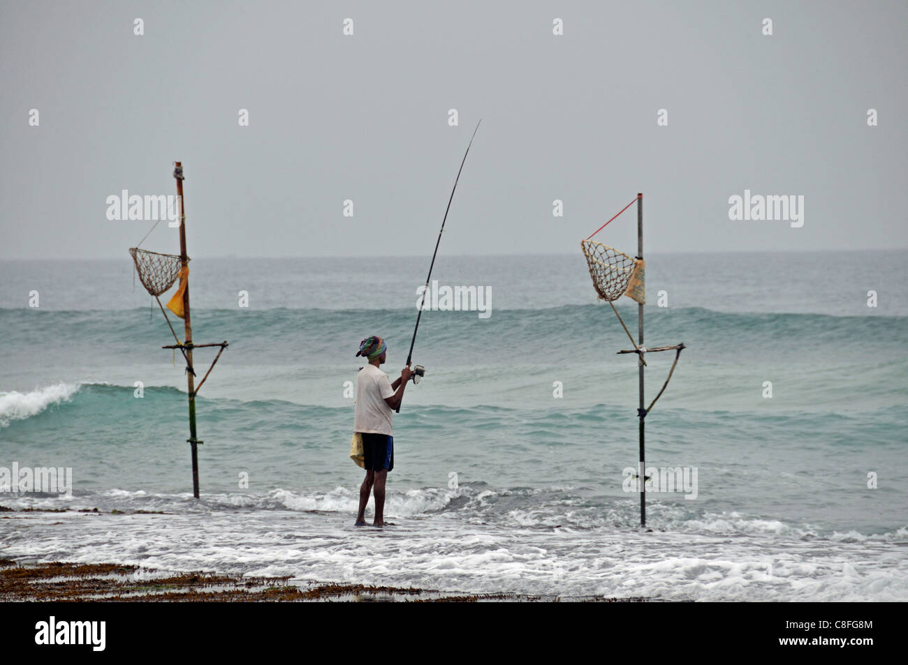 Pesca, i pescatori, i luoghi di lavoro, occupazioni, Asia, da surf pescatore, Ceylon, pesce, Fischer, Sri Lanka, vuoto, uomo, marito, sul mare Foto Stock