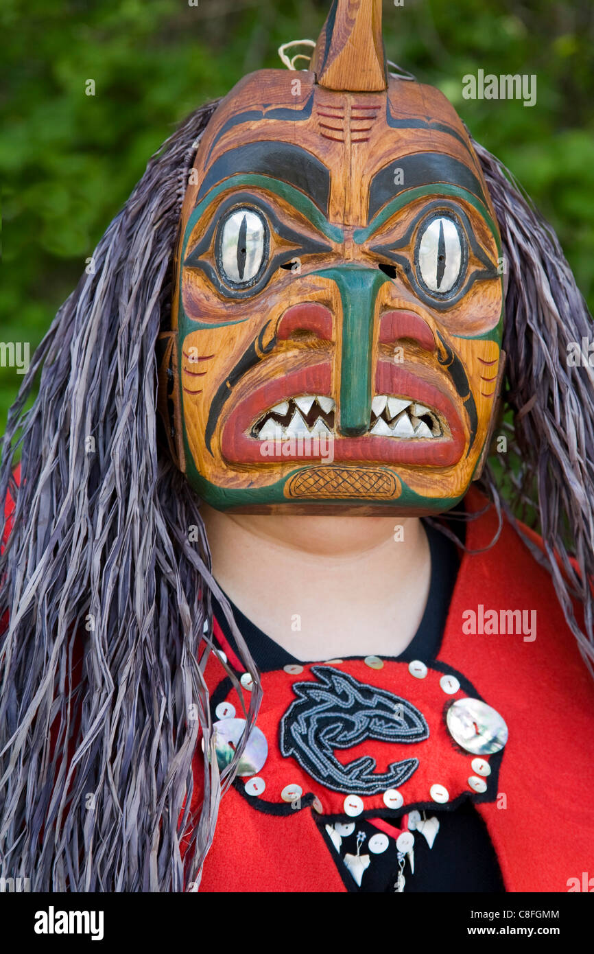 Tlingit Indian indossando maschera facciale, Icy Strait Point centro culturale, Hoonah Città, Chichagof Island, a sud-est di Alaska, STATI UNITI D'AMERICA Foto Stock