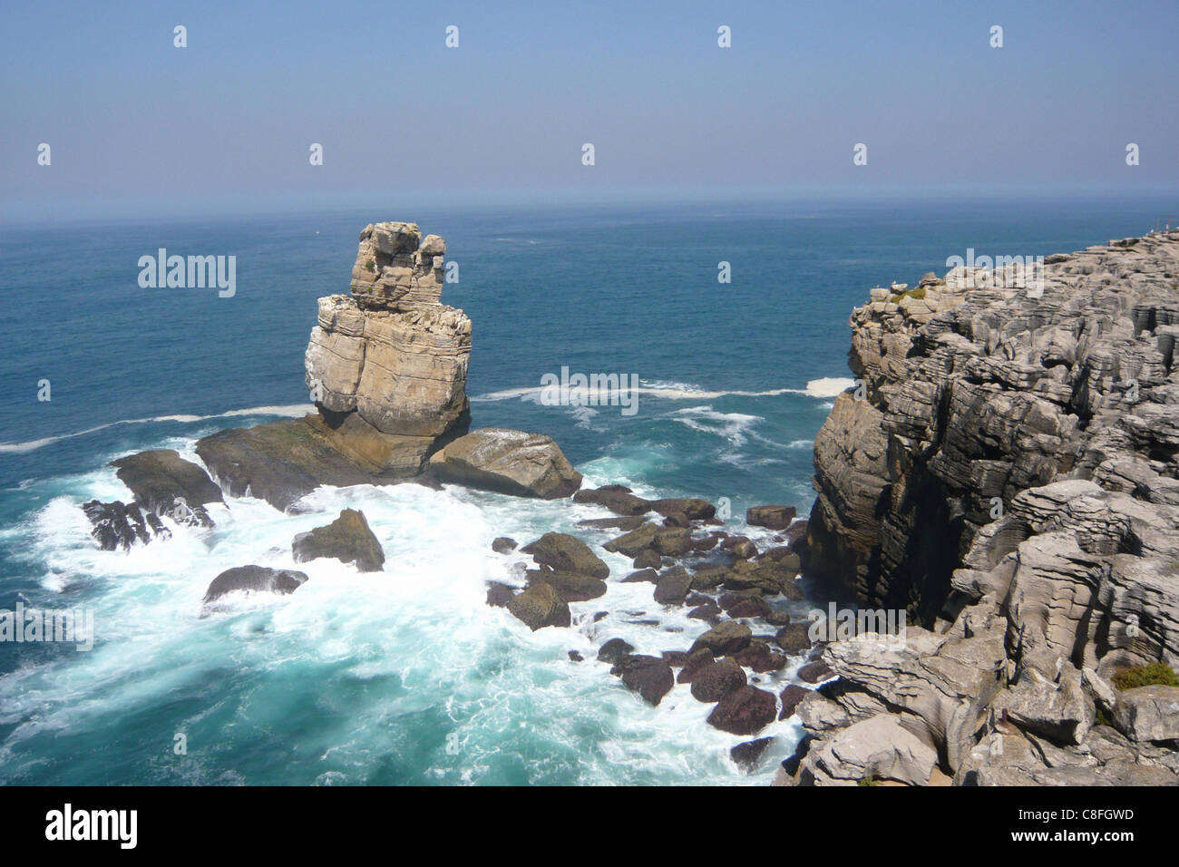 Il Portogallo, Europa, Peniche, bay, rocce, mare, Atlantico, onde Foto Stock