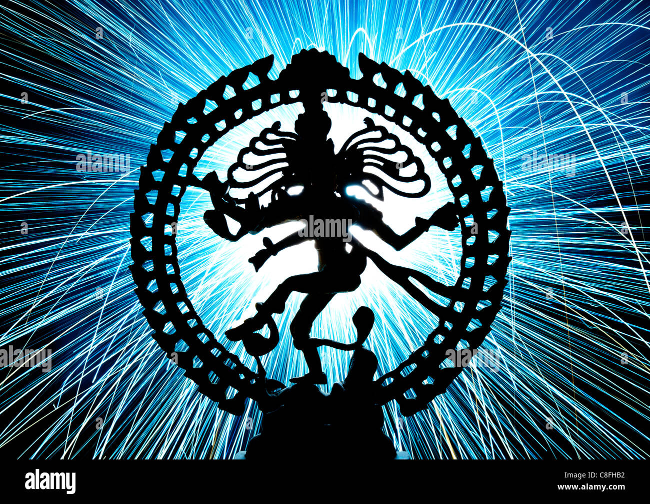 Dancing signore Shiva statua, Nataraja, nella parte anteriore delle scintille di fuochi d'artificio. Silhouette Foto Stock