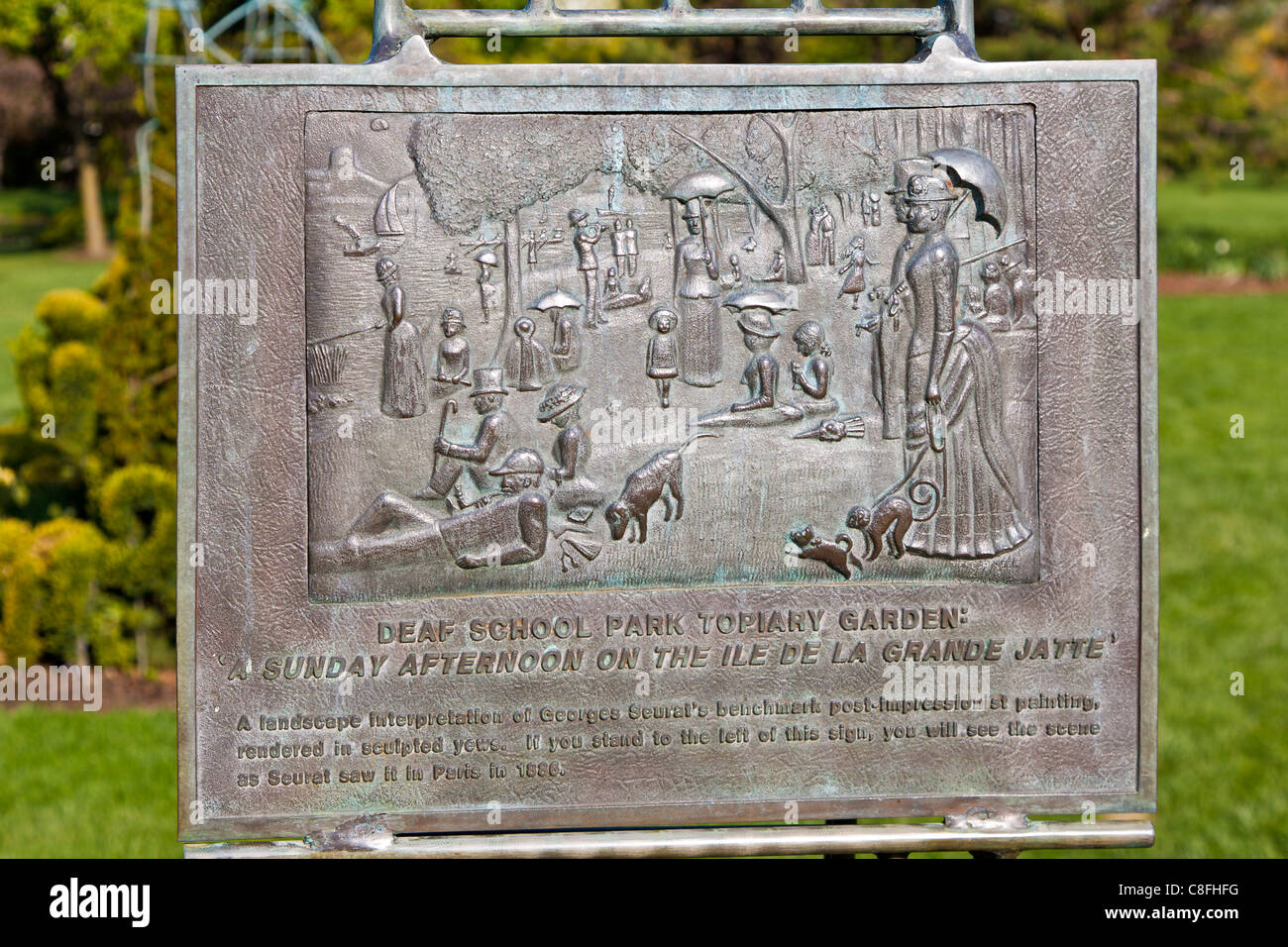 La placca in ingresso alla vecchia scuola di sordi Topiaria da Park a Columbus, Ohio mostra il dipinto che era il modello per il parco. Foto Stock