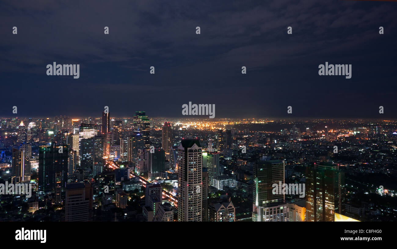 Metropoli di Bangkok in Thailandia durante la notte con il Sathorn distretto finanziario e affaristico in primo piano. Foto Stock