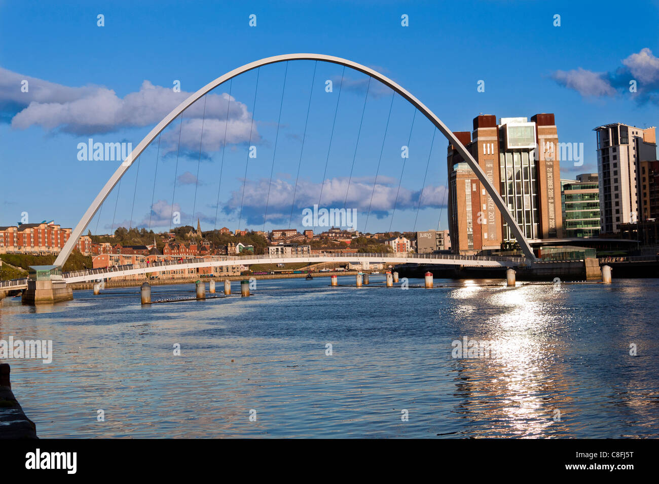 Gateshead Millennium Bridge sul fiume Tyne, preso dal Newcastle Quayside. Foto Stock