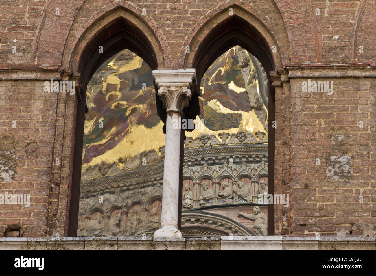 La riflessione dei mosaici sulla facciata del duomo di Siena, Siena, Toscana, Italia Foto Stock