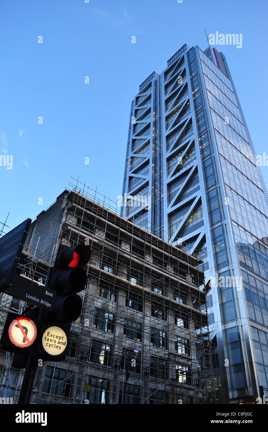 Office grattacielo nel centro di Londra vicino a Liverpool street station giustapposti con Palazzo Vecchio e ponteggi. Foto Stock