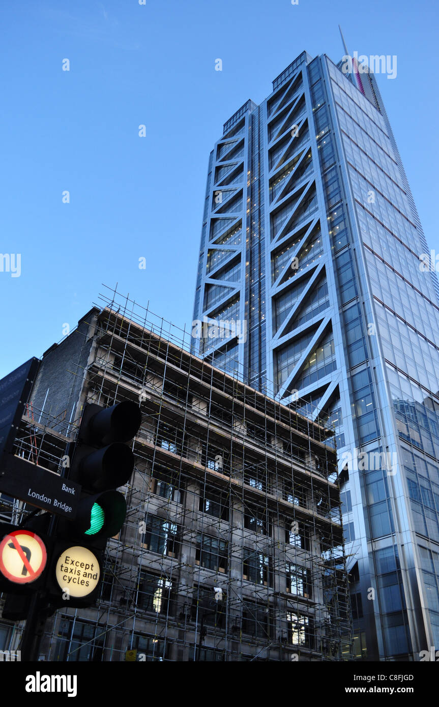 Office grattacielo nel centro di Londra vicino a Liverpool street station giustapposti con Palazzo Vecchio e ponteggi. Foto Stock