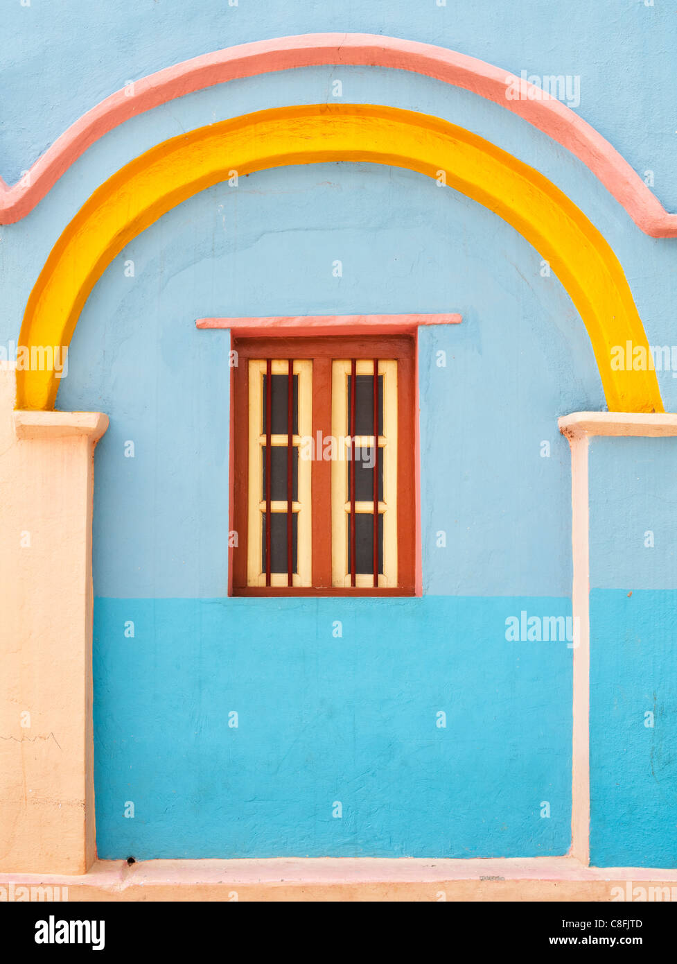 Colorato di blu e giallo indian village casa dettaglio. Andhra Pradesh. India Foto Stock