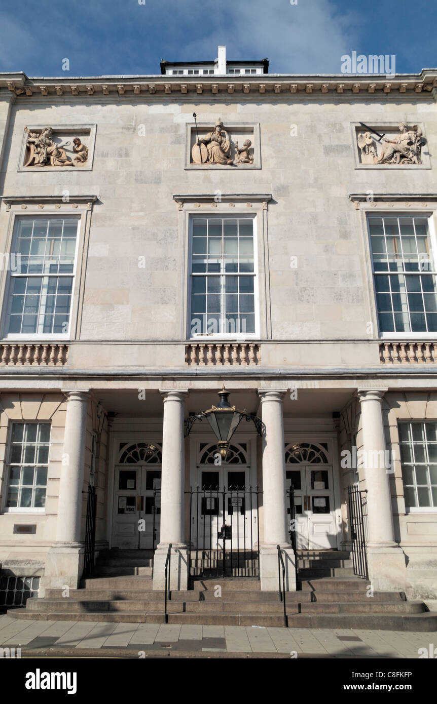 Ingresso principale a Lewes County Hall & Crown Court di edifici nel centro di Lewes, East Sussex, Regno Unito. Foto Stock