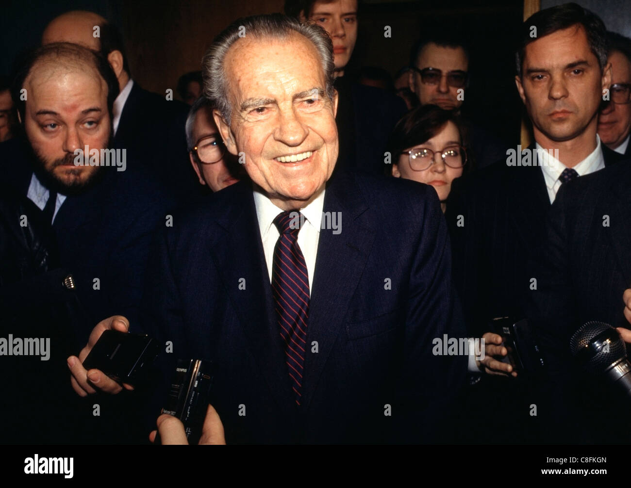 Ex U.S. Il presidente Richard Nixon a parlare con la stampa dopo la riunione con la Duma russa a Mosca nel 1994. Foto Stock