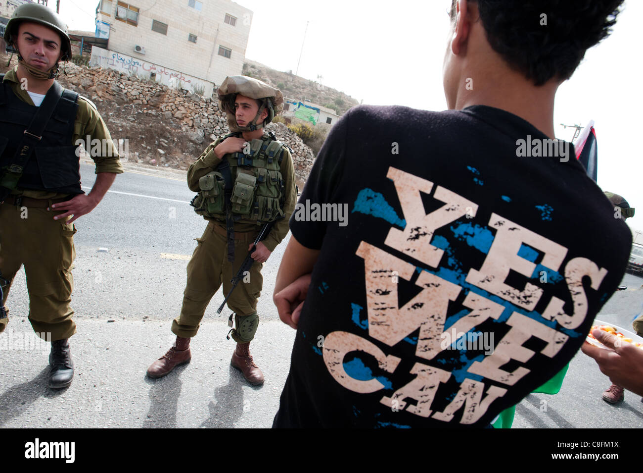 Al-MASARA, Territori palestinesi occupati - 21 ottobre: attivisti palestinesi confrontarsi con i soldati israeliani per protestare contro la costruzione del muro israeliano barriera di separazione vicino Al-Masara, West Bank. Foto Stock