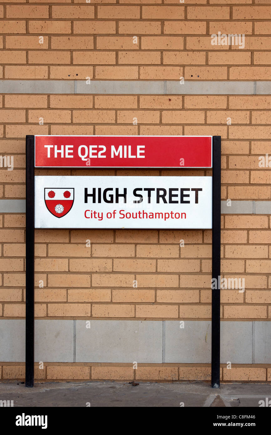 Il nome della strada targa per Southampton High Street (QE2 miglio), Southampton, Hampshire, Inghilterra, Regno Unito Foto Stock