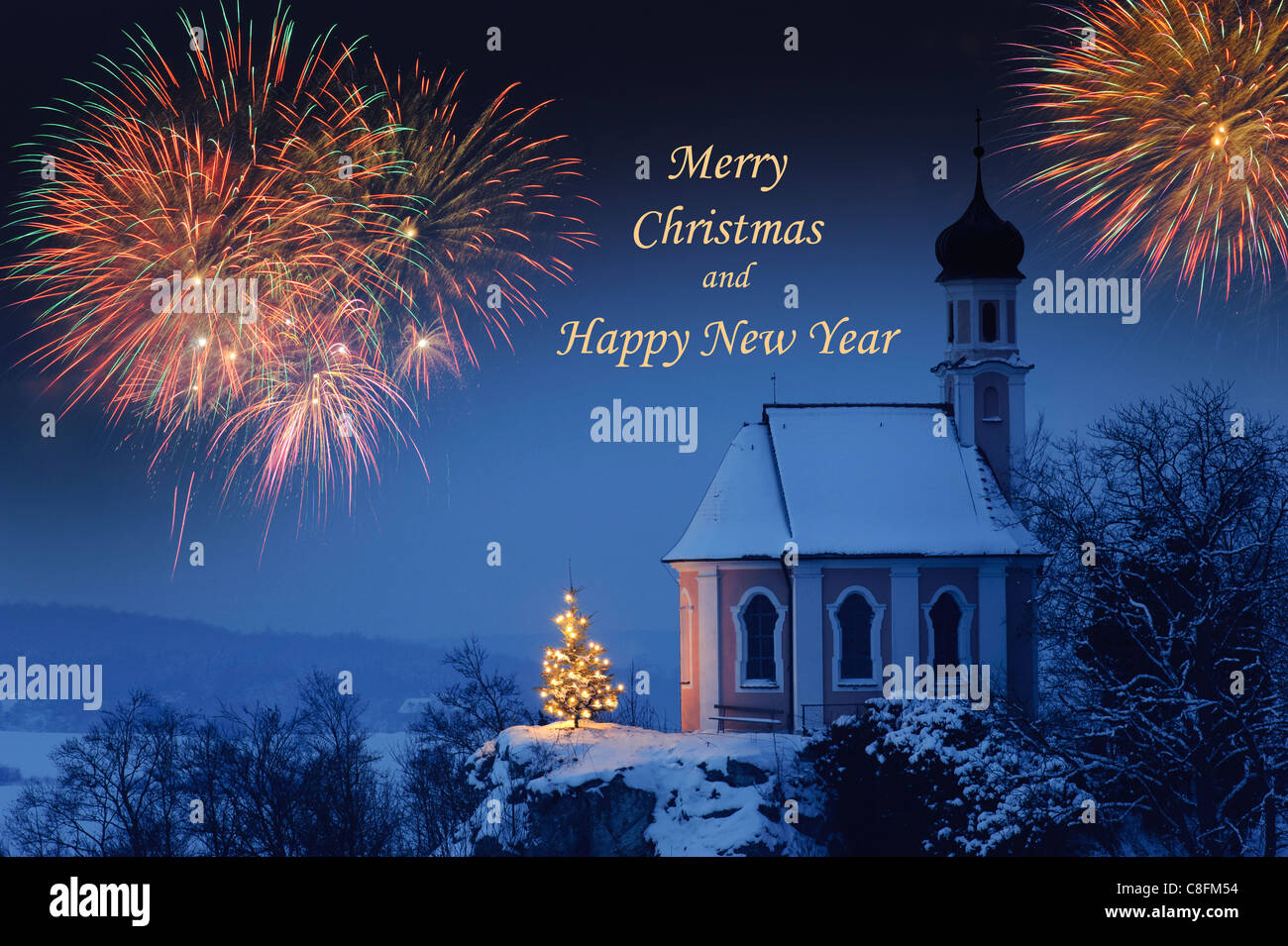 Natale e Anno Nuovo card con la chiesa, albero e fuochi d'artificio Foto Stock