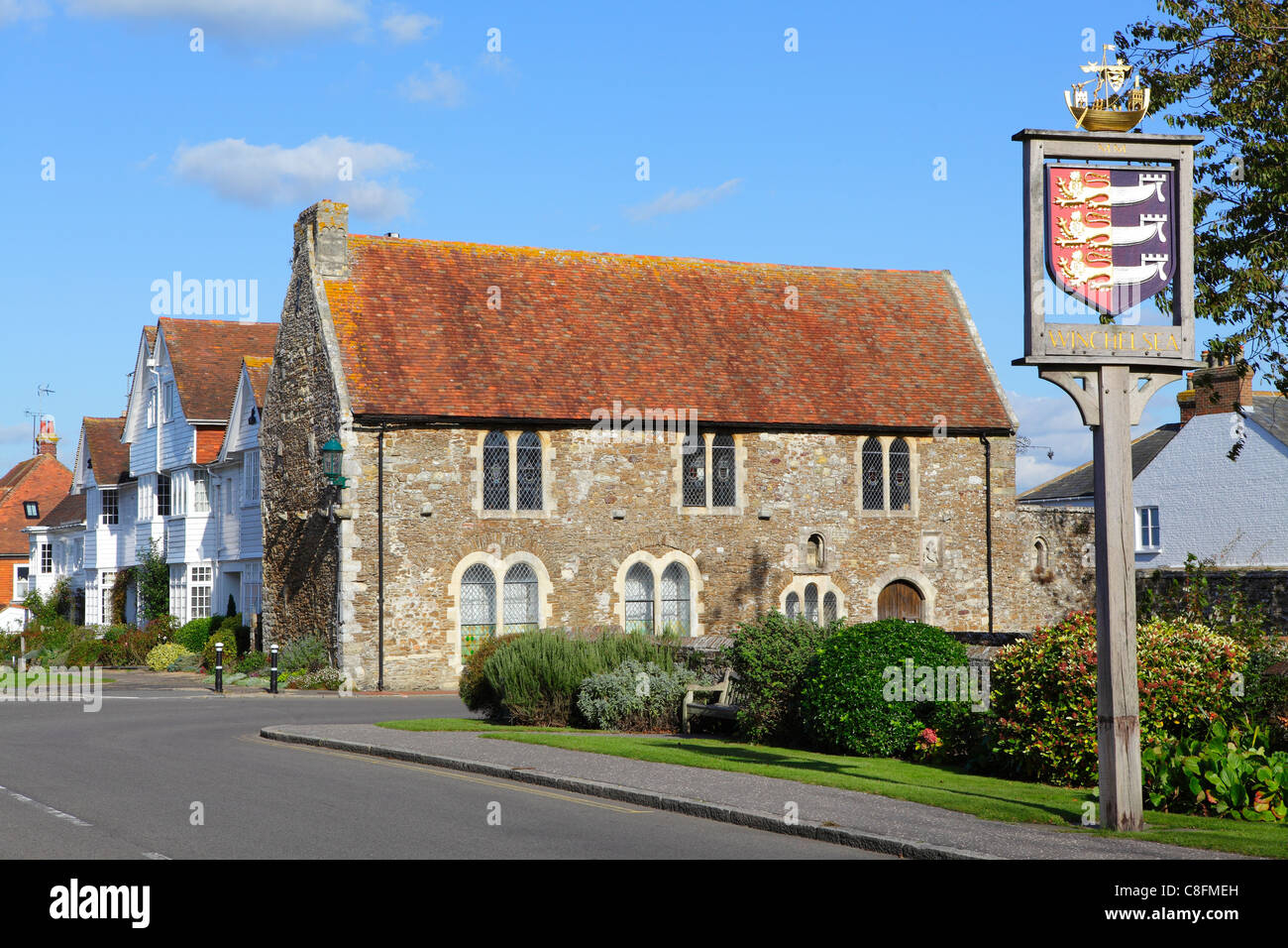 Winchelsea, East Sussex, Inghilterra, GB. Il cartello della città e la Vecchia Corte, ora il Museo Foto Stock