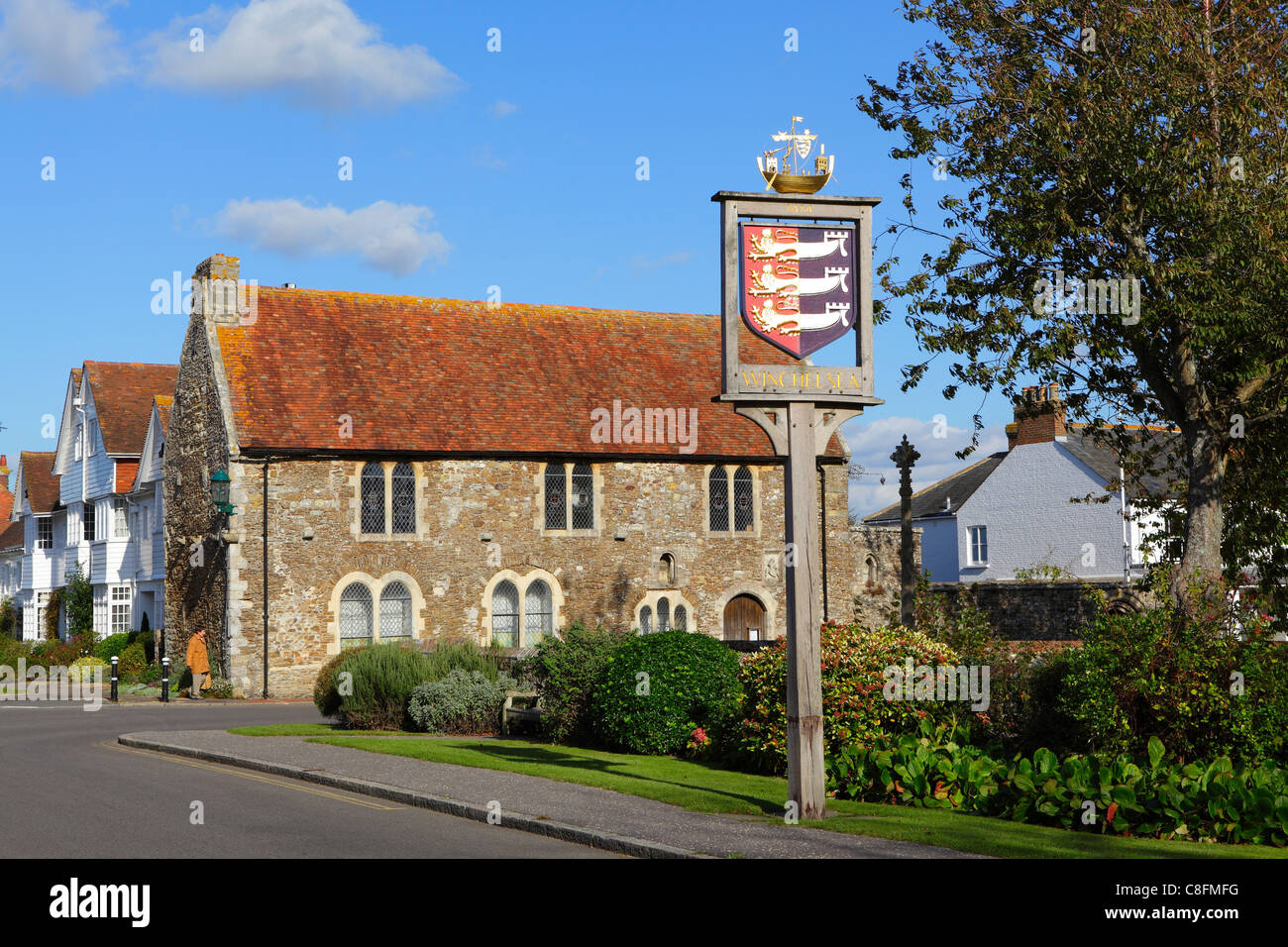 Winchelsea, East Sussex, Inghilterra, GB. Il cartello della città e la Vecchia Corte, ora il Museo Foto Stock