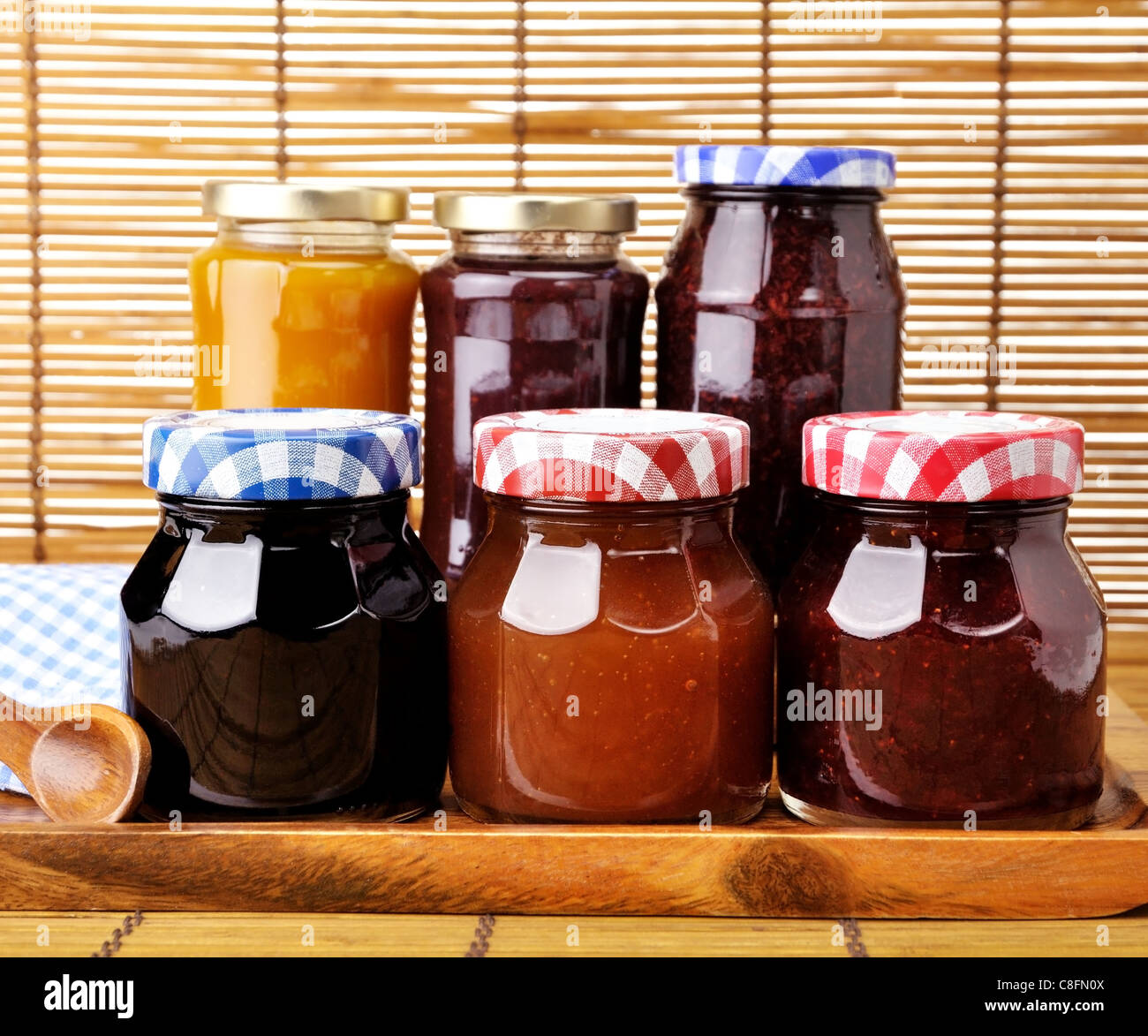 Assortimento di marmellata in vasetti di vetro Foto Stock