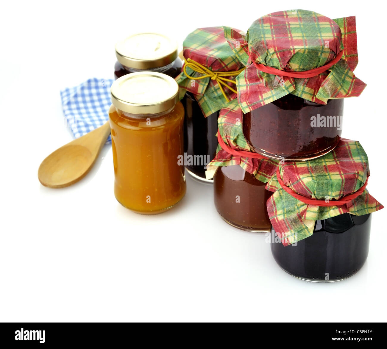 Assortimento di marmellata fatta in casa in vasetti di vetro Foto Stock